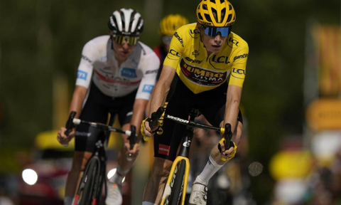 Jonas Vingegaard and 2 other contendents ride racing on the road